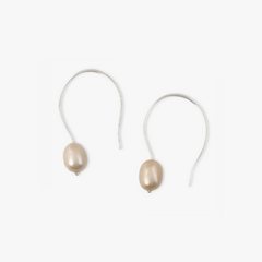 Brinco Arcos pêssego com design elegante, apresentando uma forma oval e acabamento em tom suave.