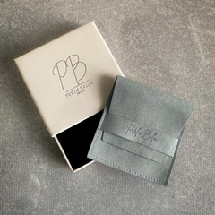 Caixa de presente do Colar Pérola Barroca Rose com logotipo da marca Pérola Bella.