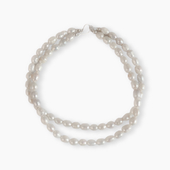 Colar choker duplo em pérolas brancas, com fecho prateado.