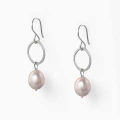 Brinco de prata com pérola em tom suave, apresentando um design moderno e elegante.
