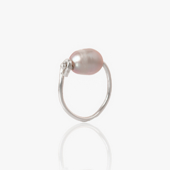 Anel Santorini com pérola rosa e anel prateado, destacando elegância e sofisticação.