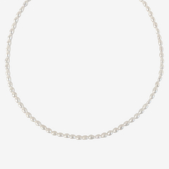 Colar Bonita com pérolas brancas, destacando sua elegância e simplicidade.