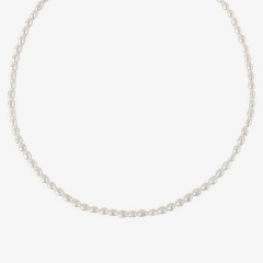 Colar Bonita com pérolas brancas, destacando sua elegância e simplicidade.