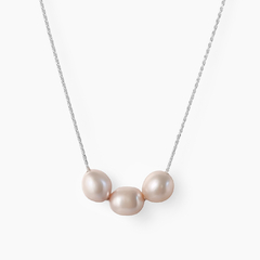 Colar choker duplo com pérolas em tom suave, pendurado em fundo branco.