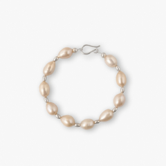 Pulseira Ilha Bela com pérolas em tom nude e detalhes em metal prateado.