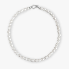 Colar Aleixo feito com pérolas brancas, apresentando um design clássico e elegante.
