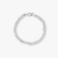 Pulseira de pérolas brancas com fecho prateado