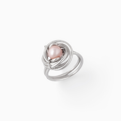 Brinco Moon P com pérola rosa e design moderno em prata.