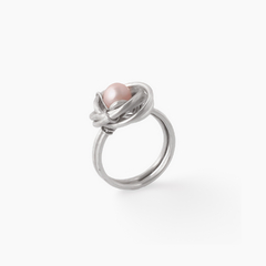 Brinco Moon P em prata com pérola rosa, design elegante e moderno.