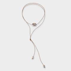 Colar Polinésia com design delicado e pérolas, ideal para ocasiões especiais.