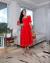 Vestido elegante e sofisticado. Possui botões funcionais, gola com guipir, mangas curtas com renda, cintura acinturada e saia com detalhes em guipir. - comprar online