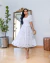 Vestido elegante e sofisticado. Possui botões funcionais, gola com guipir, mangas curtas com renda, cintura acinturada e saia com detalhes em guipir. - Daisy Elegância