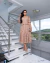 Vestido elegante e sofisticado. Possui botões funcionais, gola com guipir, mangas curtas com renda, cintura acinturada e saia com detalhes em guipir. na internet