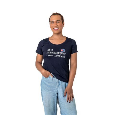 Camiseta Feminina Só o Conhecimento Liberta! - comprar online