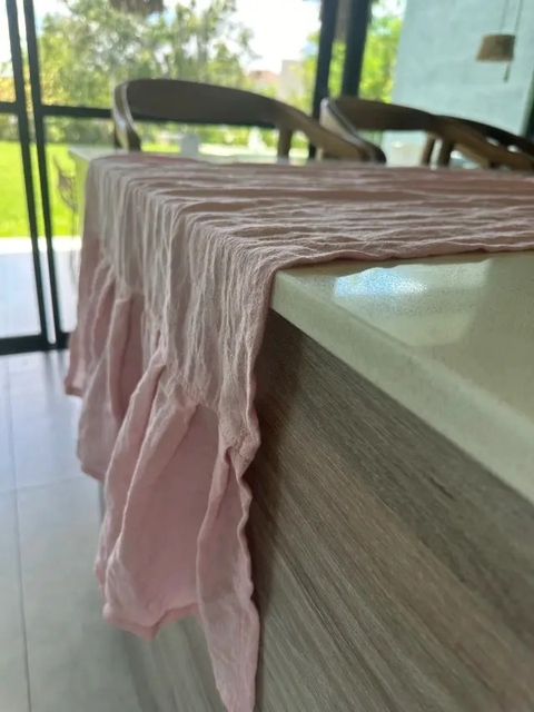 Camino de mesa con volados rosa 50x220