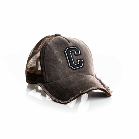 Gorra con roturas