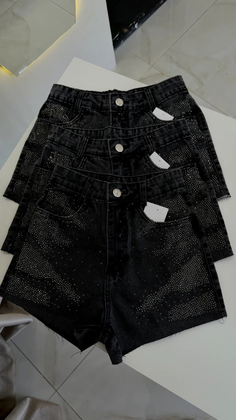 Short jeans preto com brilho