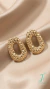 Brinco Folheado oval vazado martelado dourado