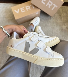 V Velcro Branco/Cinza - Gabi Soares Calçados