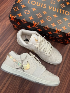 Jordan x LV Off Dourado - loja online