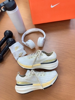 Zoom X Invincible run 3 Off/Amarelo na internet