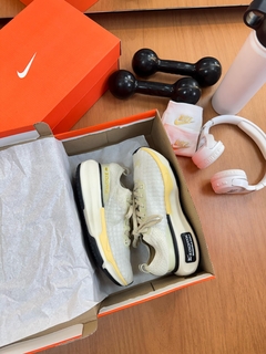 Zoom X Invincible run 3 Off/Amarelo