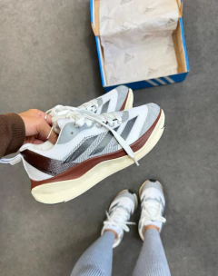 Adizero Boston Cinza/Chocolate - Gabi Soares Calçados