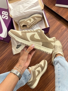 Dunk Low Pro Camurça Bege - Gabi Soares Calçados