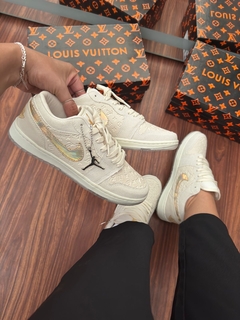 Jordan x LV Off Dourado - Gabi Soares Calçados