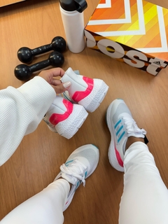 Ultra Boost Branco Collors na internet