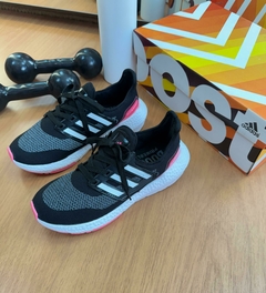 Ultra Boost Preto Collors na internet