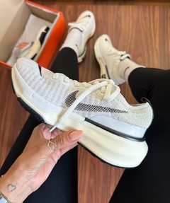 Zoom X Invincible run 3 Detalhe Preto