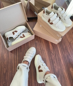 V Velcro Angelical/Caramelo - Gabi Soares Calçados