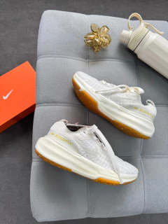 Zoom X Invincible run 3 Bege/Ouro - loja online