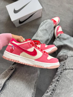 Dunk SB Low Strangelove - Gabi Soares Calçados