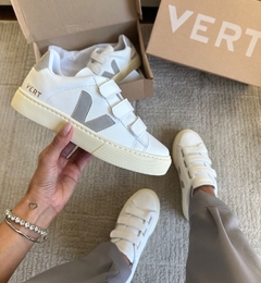 V Velcro Branco/Cinza na internet