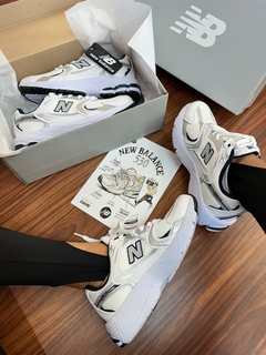 NB 530 TURBO Branco/Azul - Gabi Soares Calçados