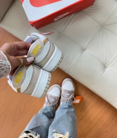 Dunk Low Pro Bege/Dourado