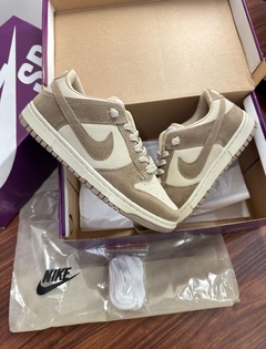 Imagem do Dunk Low Pro Camurça Bege