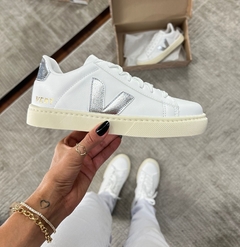 V Cadarço Branco/Prata - comprar online