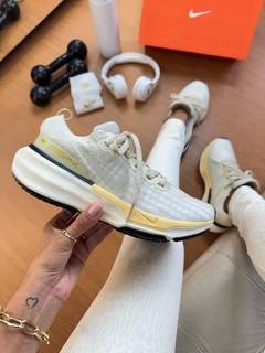 Zoom X Invincible run 3 Off/Amarelo - comprar online