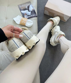 On Cloud Off White na internet