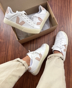 V Cadarço Branco/Rosê - comprar online