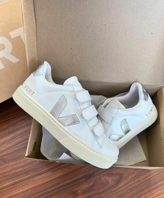 V Velcro Branco/Prata - Gabi Soares Calçados