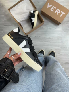 V Velcro Preto/Branco - Gabi Soares Calçados