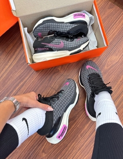 Zoom X Invincible run 3 Preto/Rosa - Gabi Soares Calçados