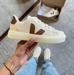 V Cadarço Angelical / Caramelo - comprar online
