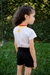 AUR0101 Básica MC fem., branca em piquê gola V laranja, amarela e vermelha - comprar online