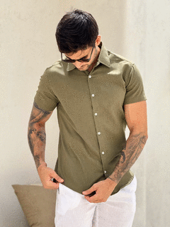 CAMISA LINHO MANGA CURTA VERDE MILITAR - comprar online