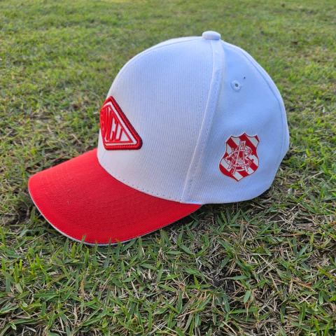 BONÉ BRANCO COM ESCUDO RETRÔ